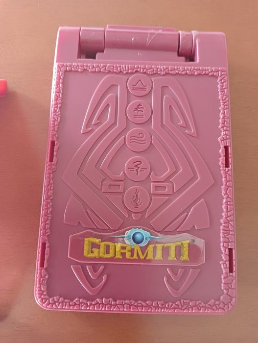 Conjunto de cartas colecionáveis da série Gormiti.

- Cartas com ilust