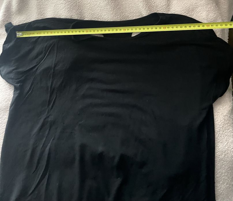 Koszulka z krótkim rękawem z dziurami na plecach