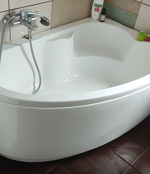 Wanna narożna z obudową