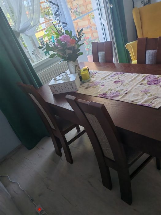 Stół rozkładany plus 4 krzesła