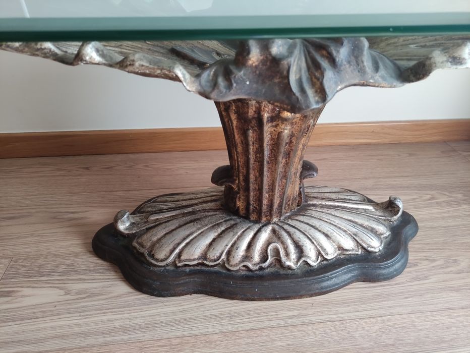 Mesa de centro em vidro e detalhes dourados