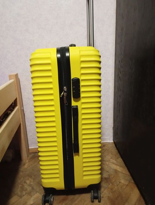 Жовта велика валіза XXL 70 см ідеальний стан