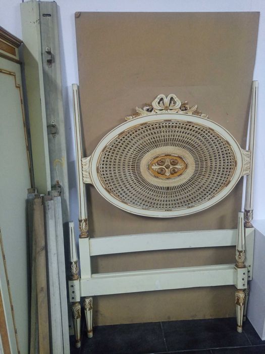 Quarto de solteiro vintage com duas camas iguais