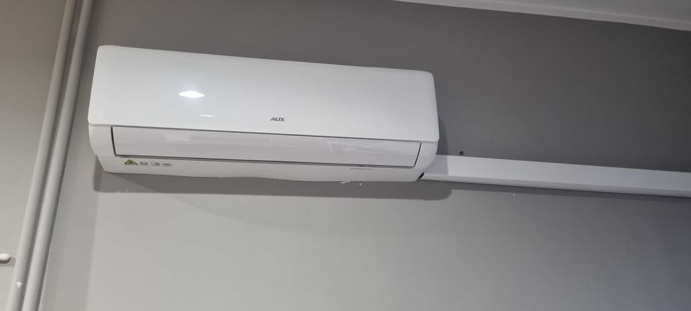 Klimatyzator (funkcja grzania i chłodzenia) AUX-18QC – jak nowy