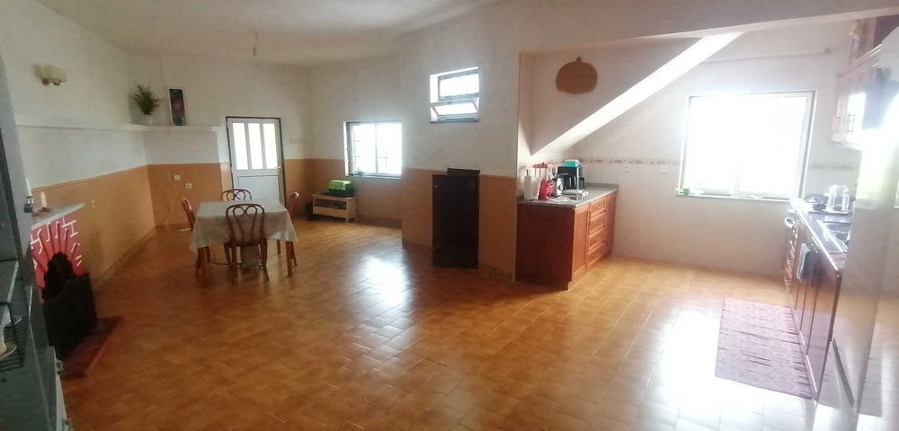 Pequena quinta, casa principal, um anexo e uma divisão externa extra.