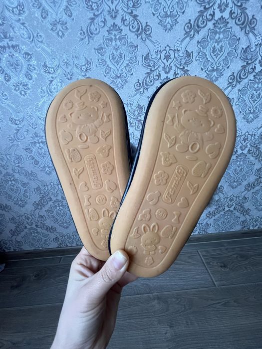 Кімнатні тапочки для дівчинки