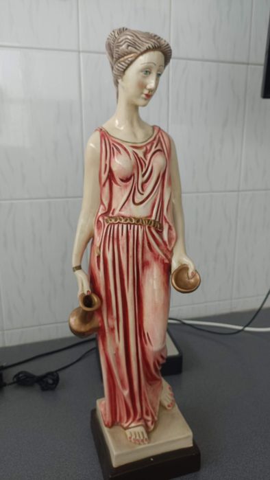 Estatua de cerâmica