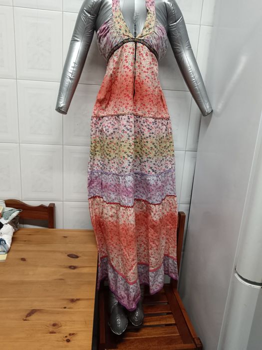 Vestido de senhora
O tamanho corresponde a um Menhora