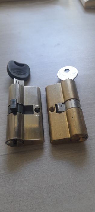 Замок ( середцевина ). Дверная ручка, замок.