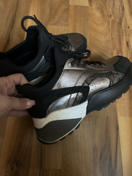 Стильные кожаные кроссовки