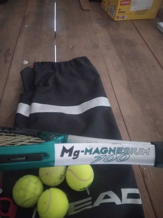 Raquete de Ténis Head com bolsa incluída e 4 bolas