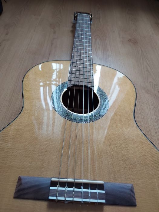 Gitara klasyczna Walden jak nowa + podnóżek, kostki, kapodaster