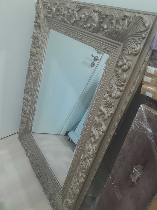 Vendo espelhos com moldura em madeira, tenho 12 unidades.