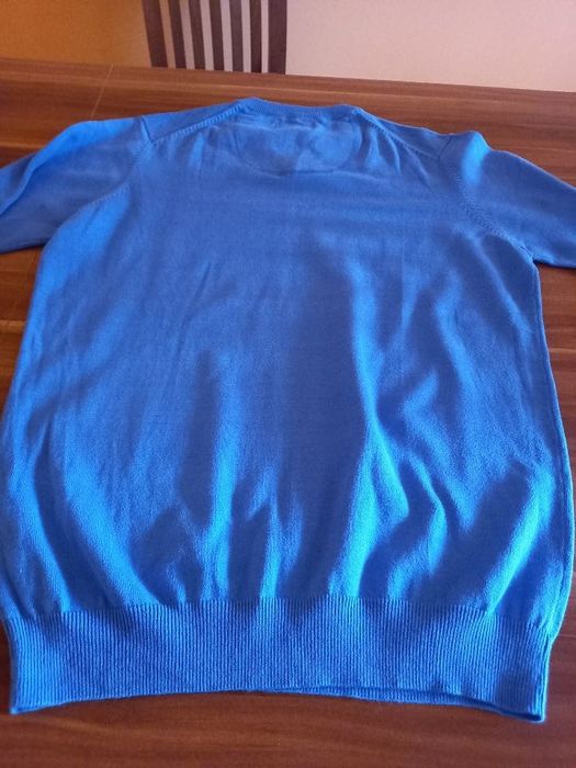 Sweter niebieski, w serek, rozm. M