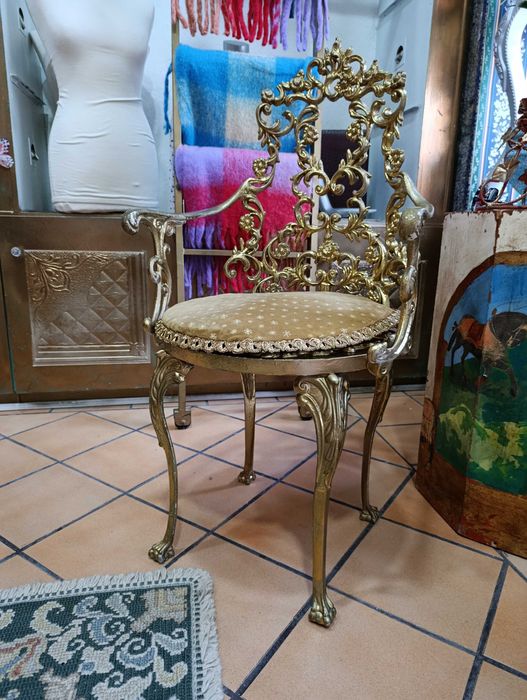 Cadeiras e mesa com decor dourado