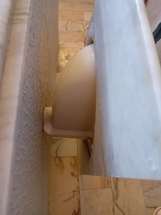 Tampo em mármore com lavatório Indusa
