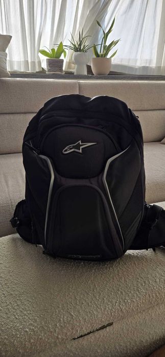 Mota CBR 650F e mochila da alpinestars