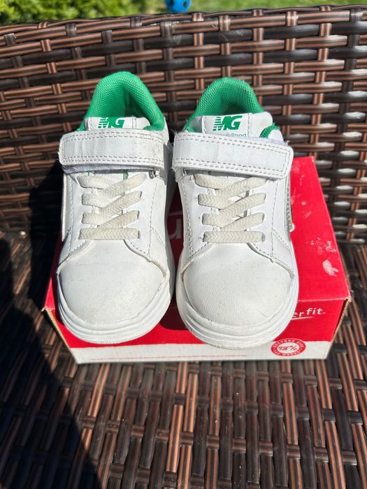 Кеди в новому стані для хлопчика або дівчинки.