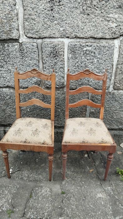 Par de Cadeiras em Madeira Maciça