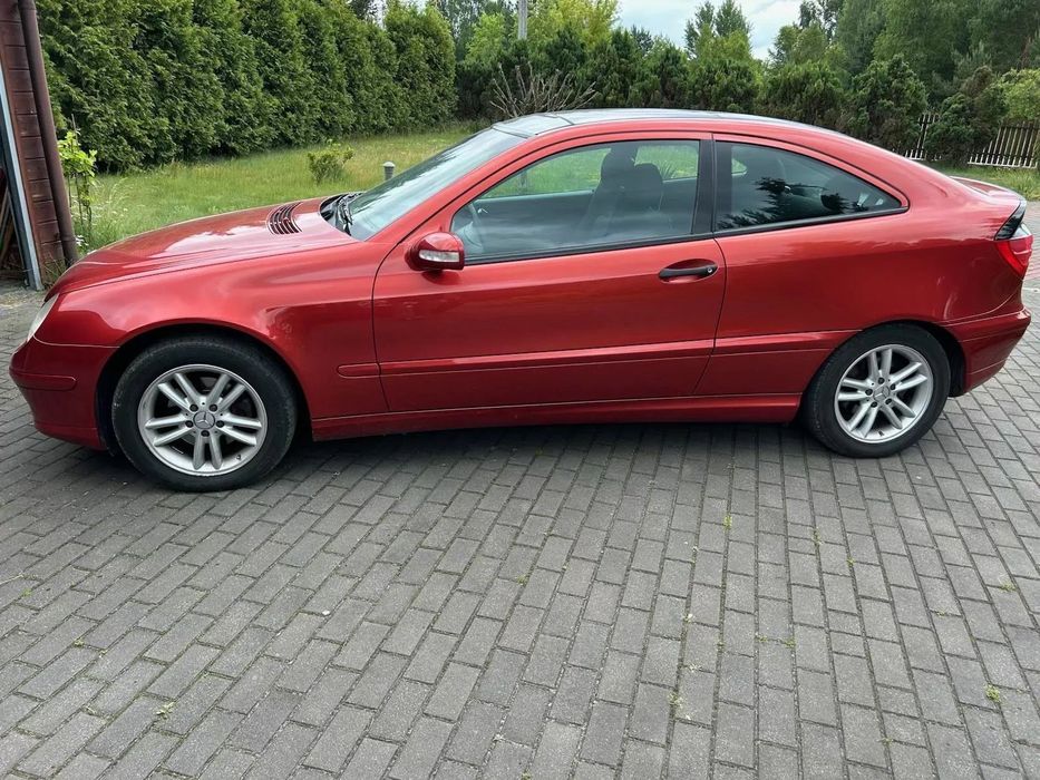 Mercedes-Benz Klasa C Mercedes C-180 z 2002 roku – klasyka, która wciąż trzyma poziom