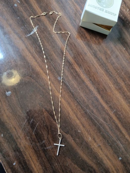 Золотая цепочка с крестиком