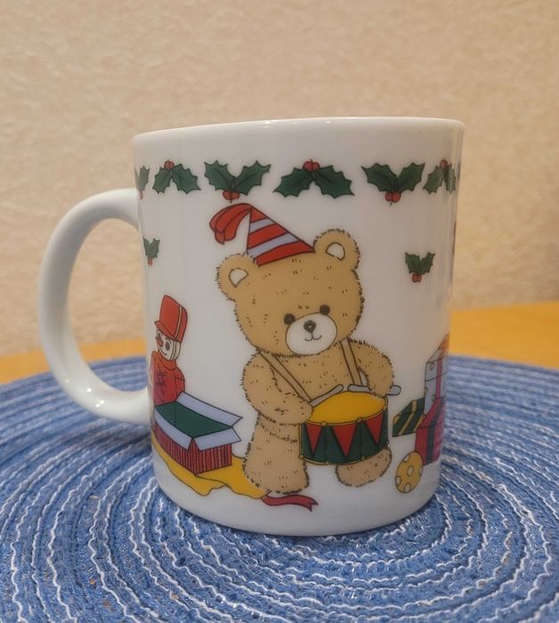 Продам керамическую чашку для чая с новогодним рисунком