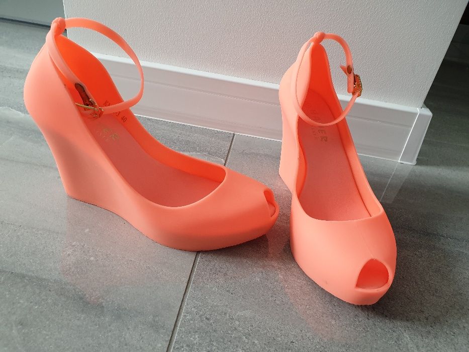 Buty damskie na koturnie gumowe