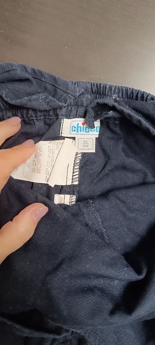 Calças jardineiras marca Chicco . Usado. Para 18 meses.