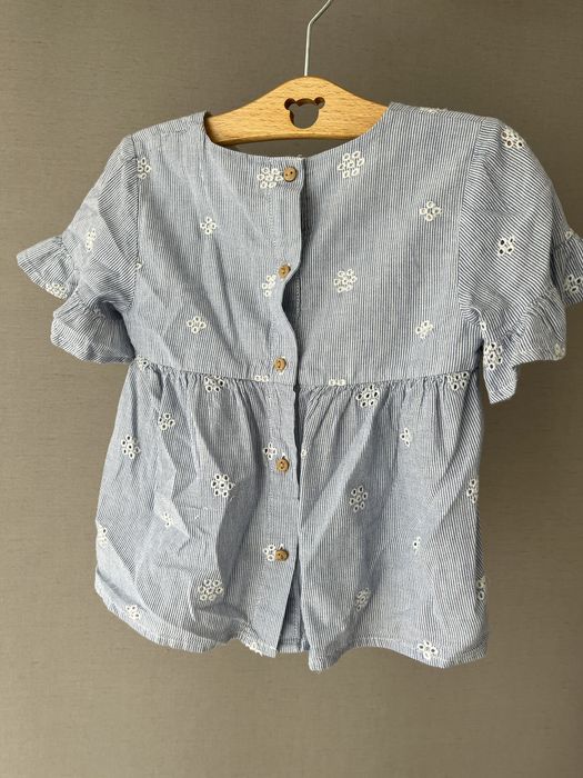 Blusa com pormenores bordados, azul às riscas brancas