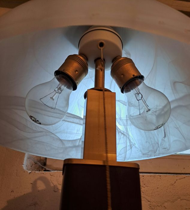 Stylowa lampa  stojącą