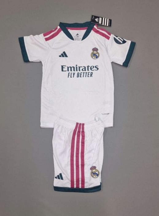 Kit de calção e camisola de Real Madrid
