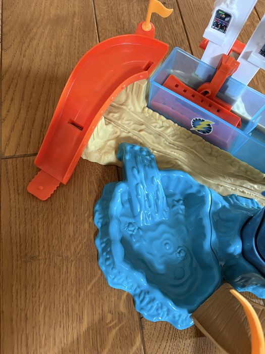 Набір Hot Wheels з акулою