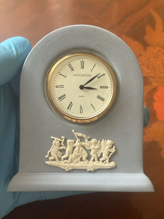 Stojacy zegar marki wedgwood