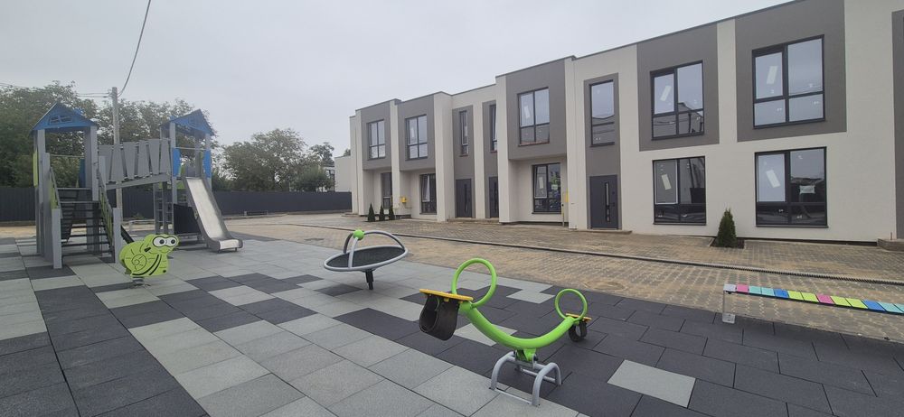 Таунхаус в престижному районі! Паркомісце,  дитячий майданчик, тераса!