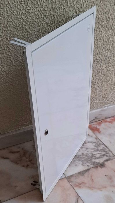 Escotilha de inspeção metálica com fechadura 600×440 mm.
