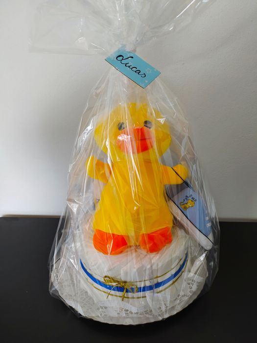 Presente recém-nascido (bolo de fraldas bebé)