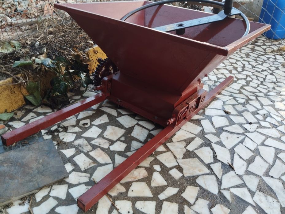 Alfaia agrícola, esmagador de uvas