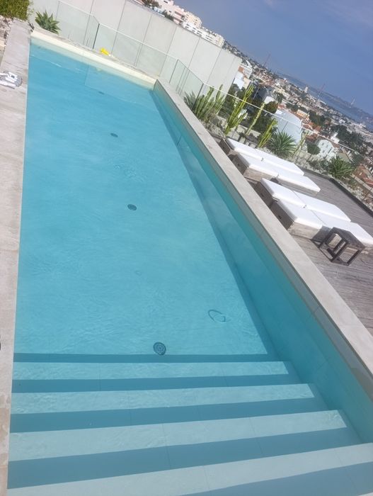 Limpeza e manutenções piscinas.