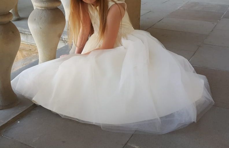 Elegancka dziewczęca sukieneczka księżniczki