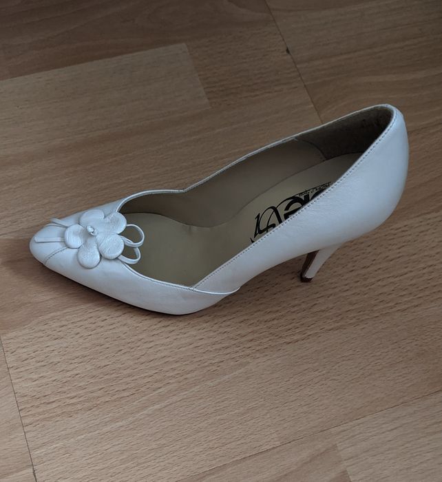 Жіночі туфлі білі.