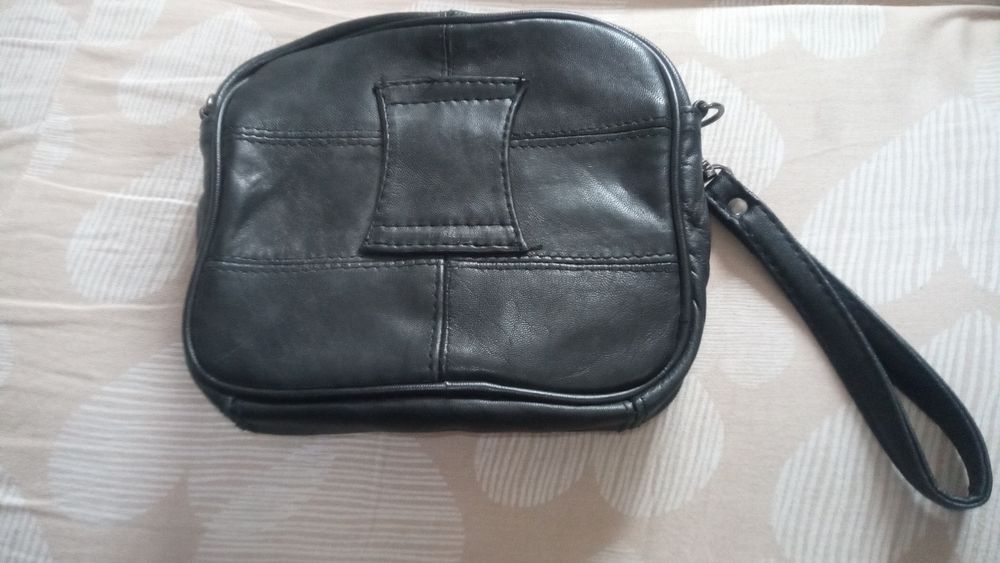 Mała saszetka na rękę.