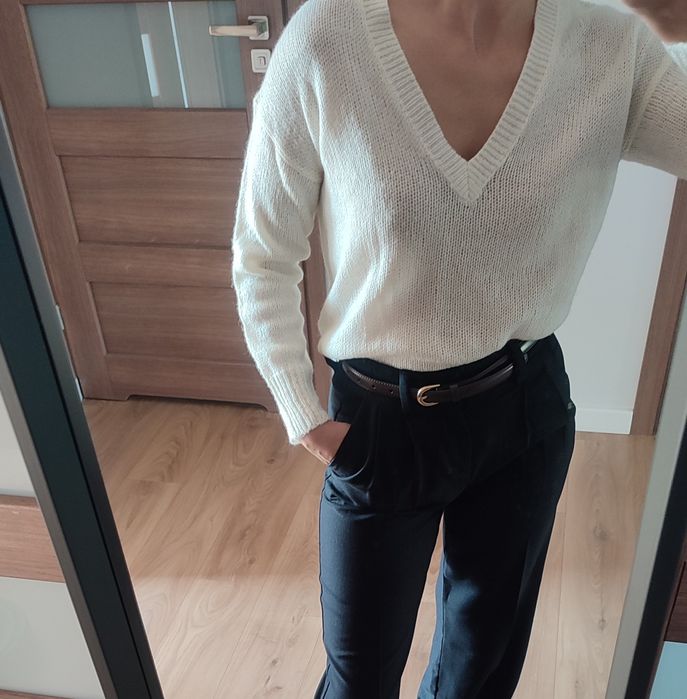 Nowy sweter w serek kremowy szafa kapsułkowa