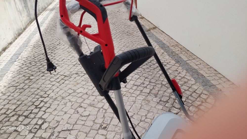 Aparador elétrico para a relva.