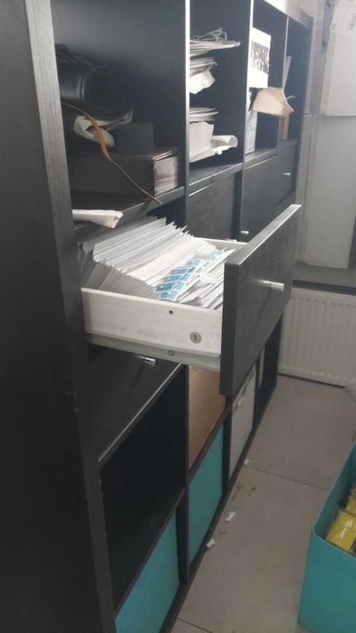 Czarny drewniany regał