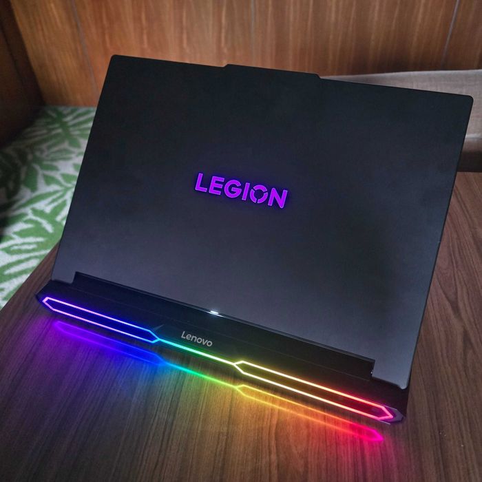 Portatil Legion Pro 7i 64GB RTX 5090 Gaming workstation Lenovo Asus HP