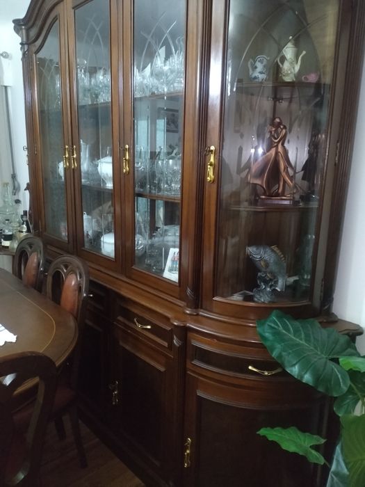 Móvel de sala, mesa e cadeiras