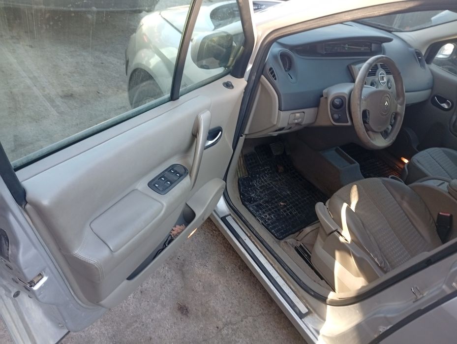 Сидіння салон підлокітник карти торпеда панель  автомат коробка Рено