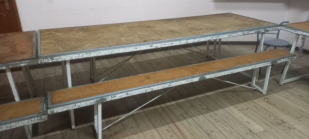 Vendo mesas e bancos