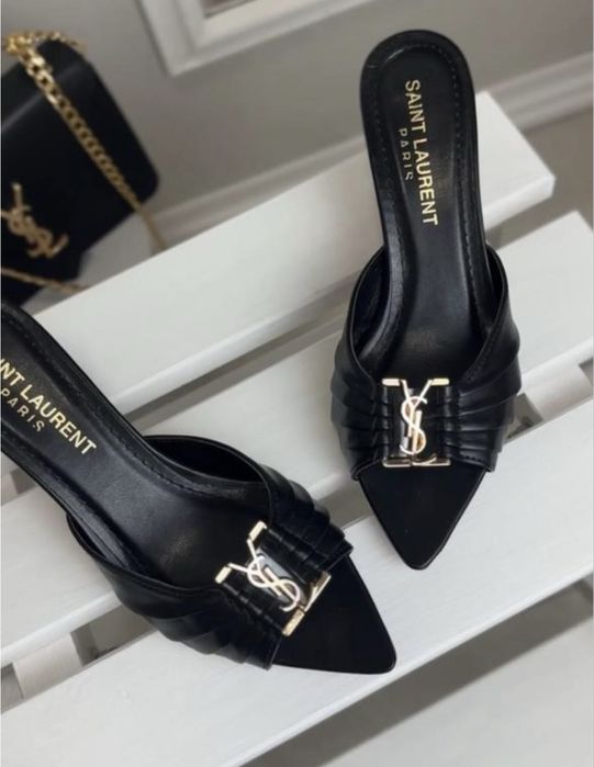 Трендові мюлі, шльопанці Yves Saint Laurent на підборах