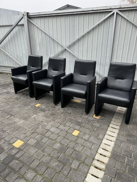 Шкіряні чорні крісла в дуже хорошому стані